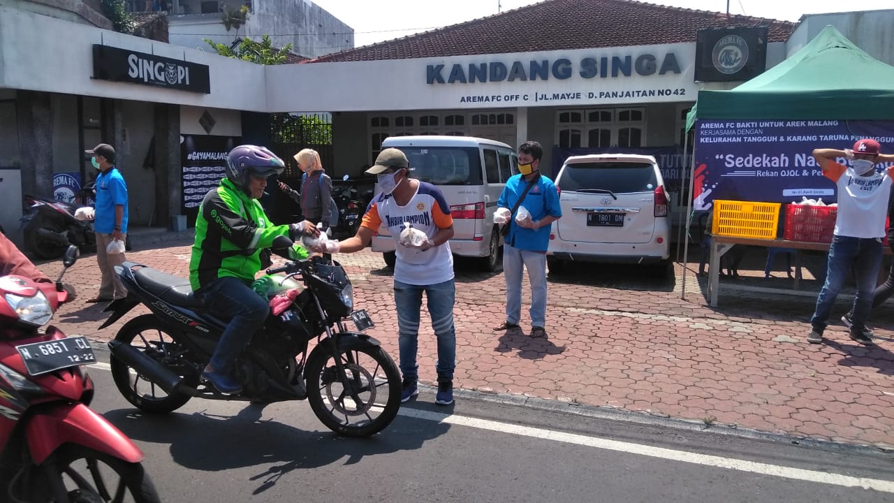 Bersama Warga dan Karang Taruna, Arema FC Bagikan Nasi Bungkus untuk Pekerja Jalanan