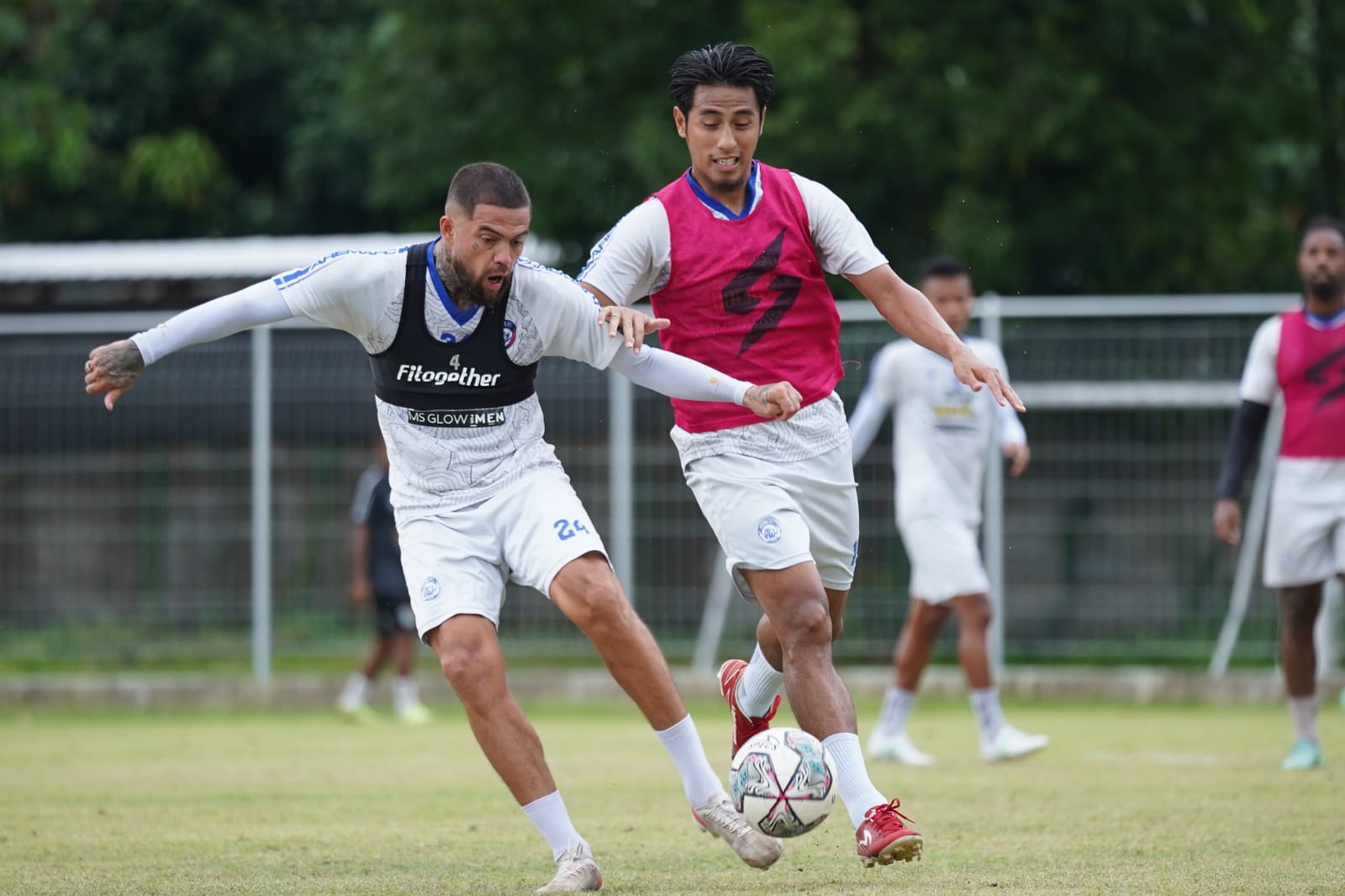 Arema FC Hormati Keputusan Hanif Sjahbandi dan Diego Michiels