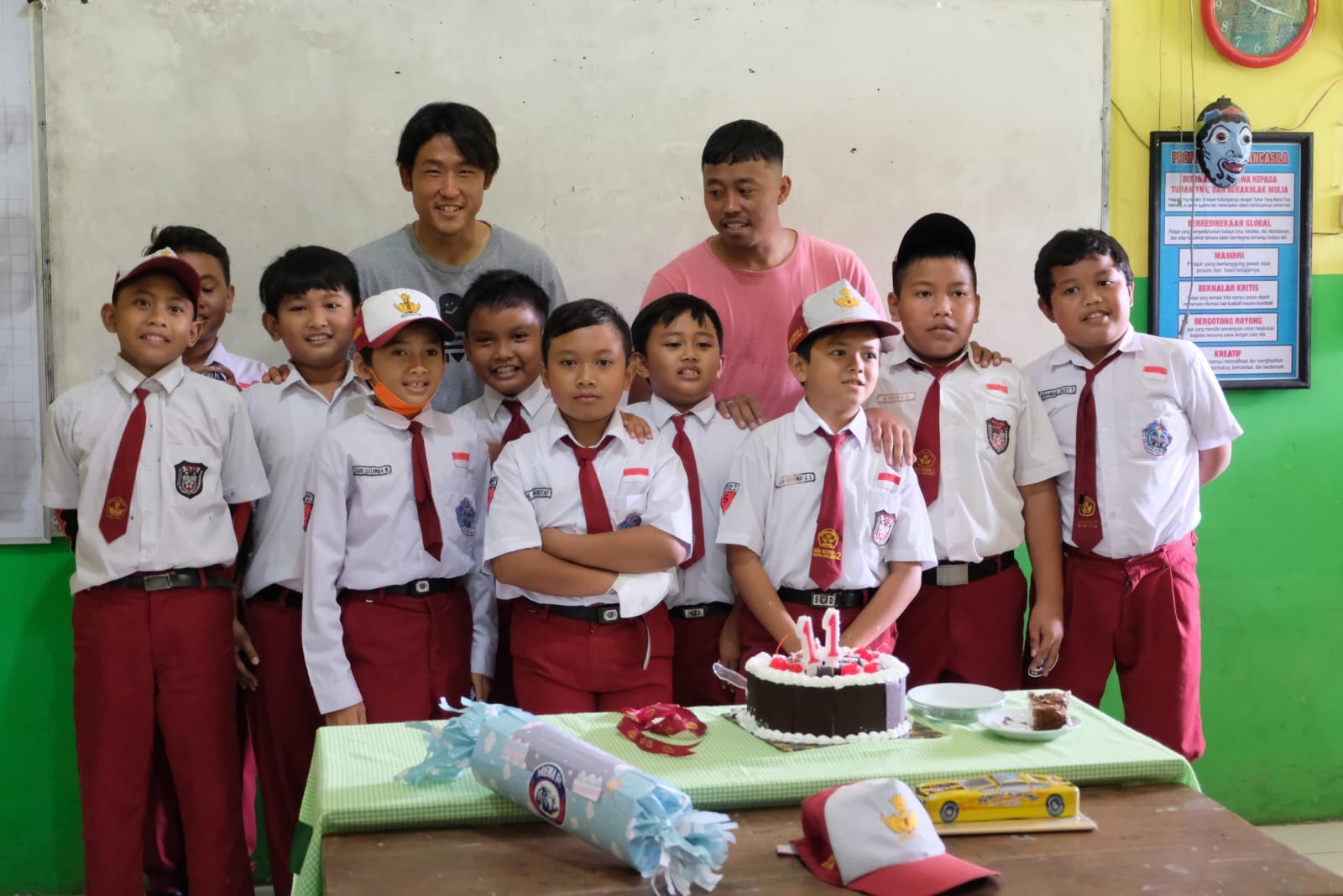 Haru dan Bahagia, Pemain Arema FC Rayakan Ulang Tahun Alfiansyah di Sekolah