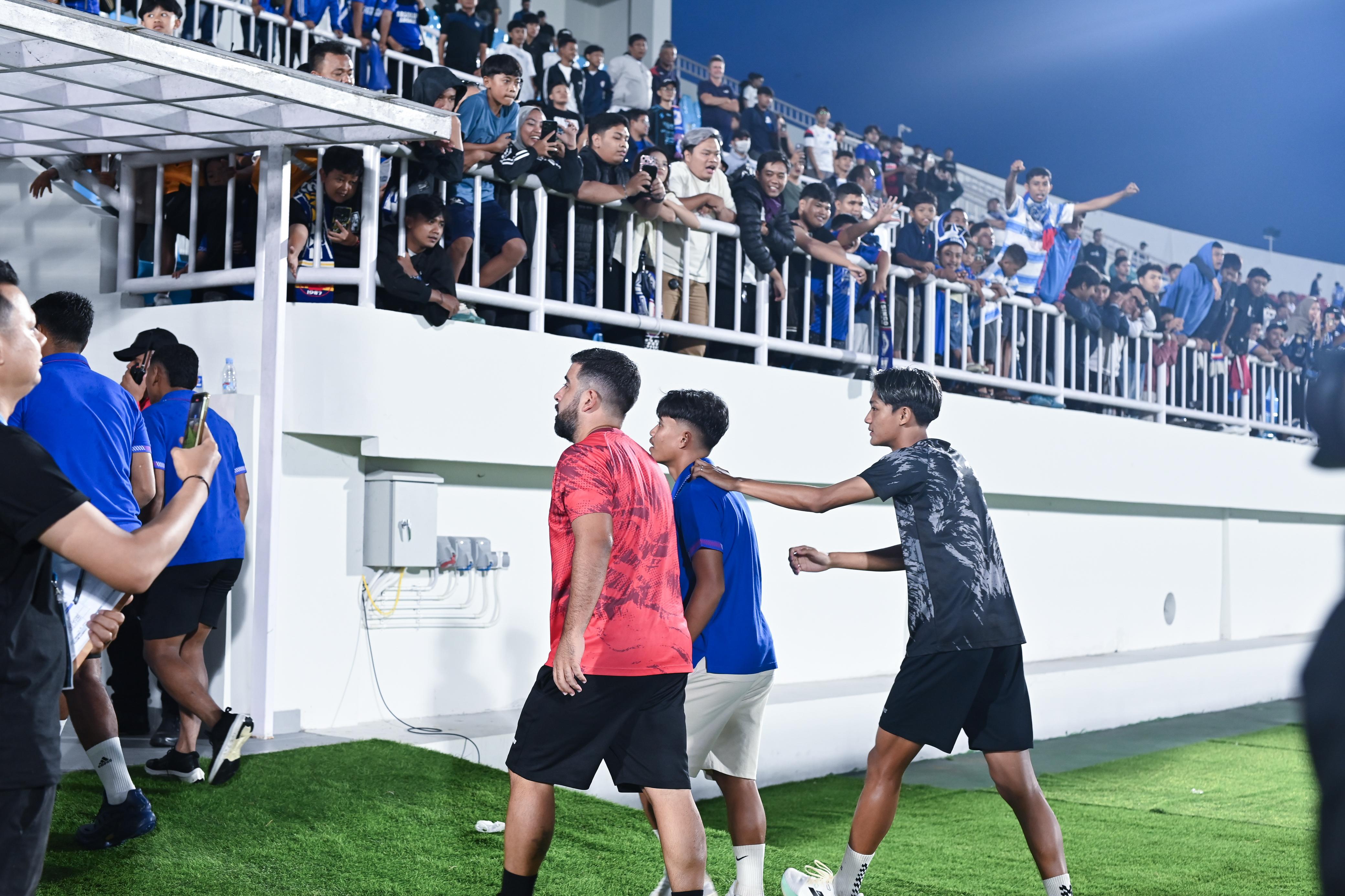 Arema FC Kecewa Berat dan Pertimbangkan Tak Bermain di Kanjuruhan Usai Pelemparan Bus Persik Kediri