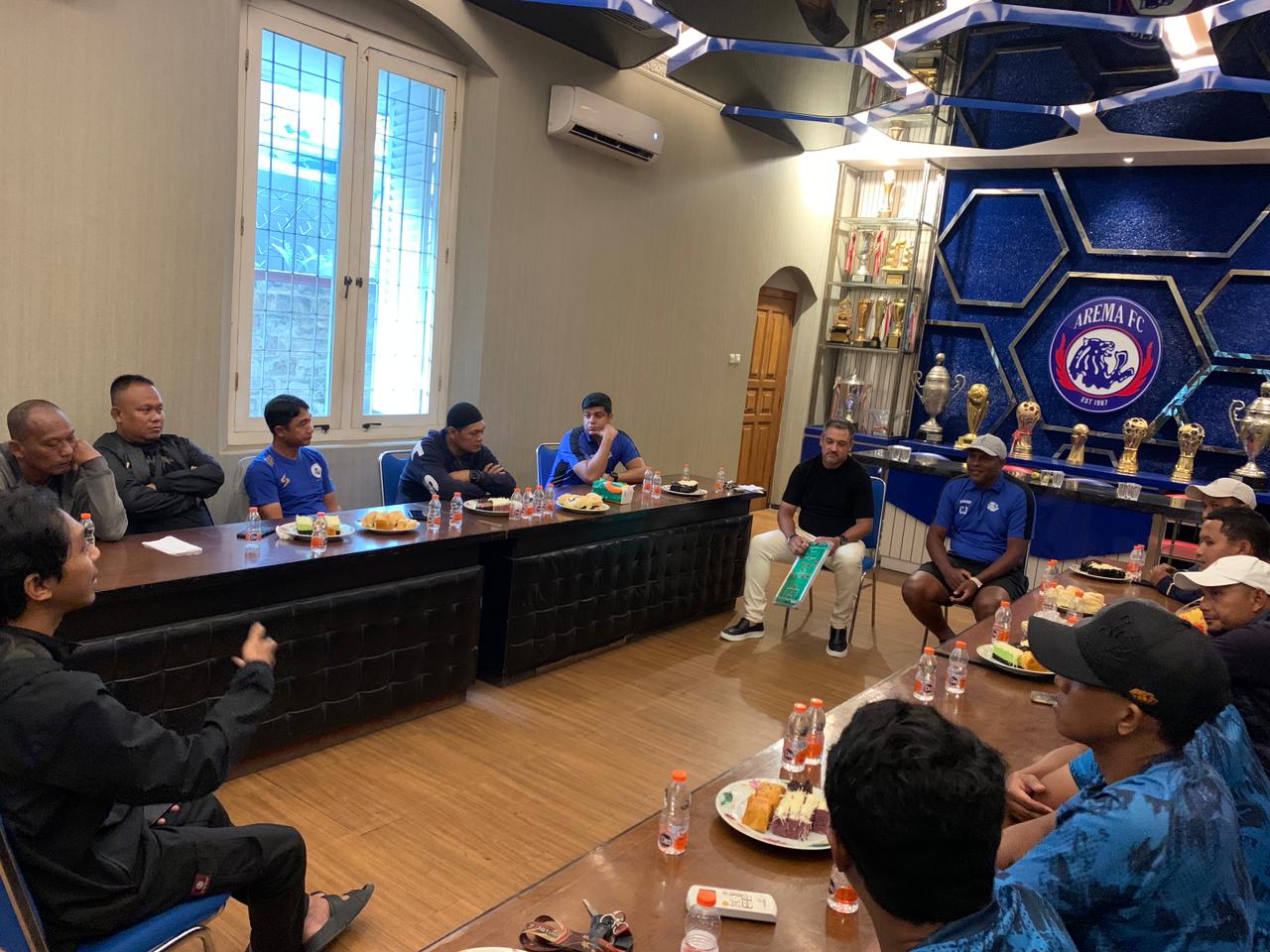 Marcos Santos Beri Wejangan Khusus, Sinergi Tim Senior dan Akademi Arema FC Menguat Jelang EPA