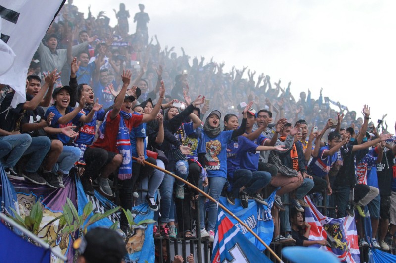 Buntut Flare Menyala di Bali,  Komdis Denda Arema FC 100 Juta Rupiah 