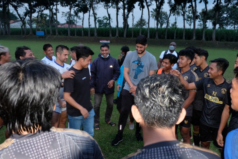 Hadiri Latihan, Renshi dan Maringa Disambut Ritual Khas Arema FC