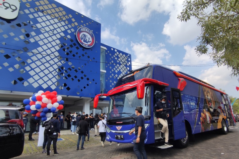 Kado Indah 34 Tahun, Presiden Arema FC Resmikan Mess Mewah  dan Bus Tim 
