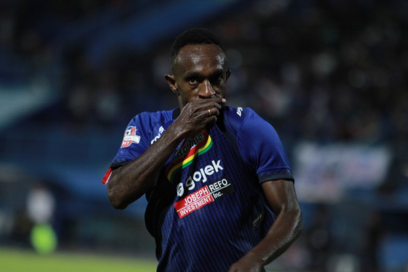 Picture of The Match : Selebrasi Tanda Cinta Ricky Kayame untuk Arema