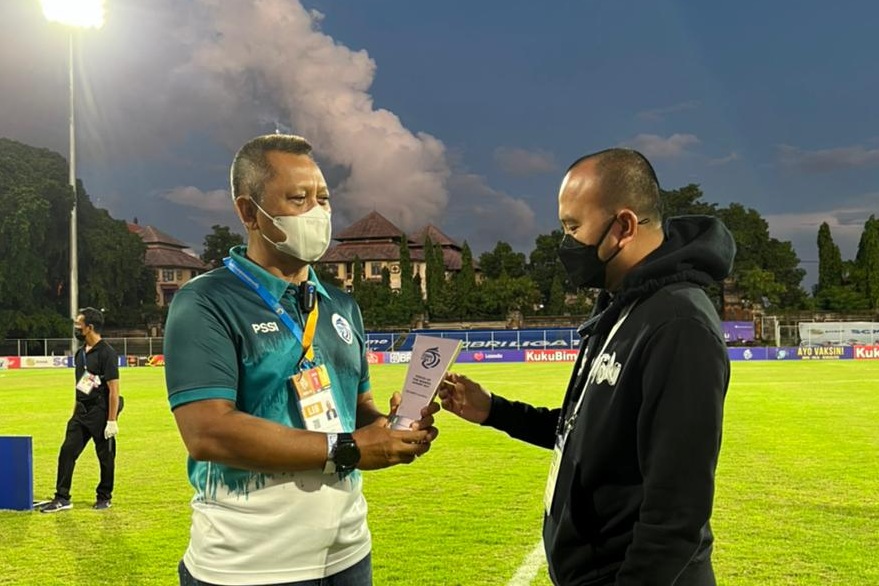 Eduardo Almeida Terima Penghargaan Pelatih Terbaik BRI Liga 1 2021 Bulan Januari