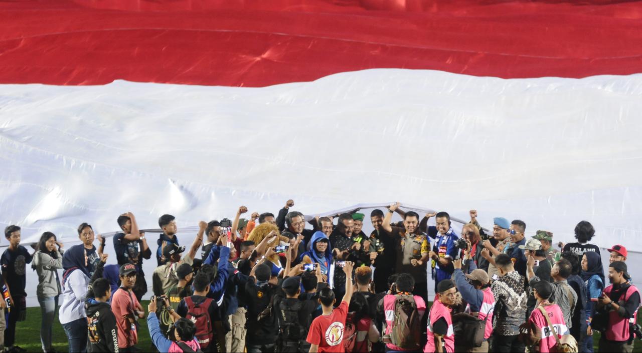 Sisi Heroik Dibalik Pengibaran Merah Putih Raksasa