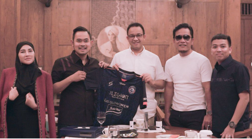 Semangat Kolaborasi, Presiden Arema FC Berikan Jersey Arema FC untuk Gubernur DKI Jakarta