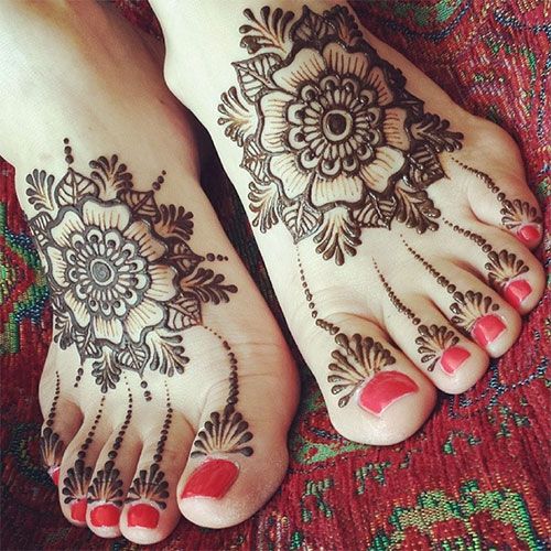 Floral Mehndi designs on legs